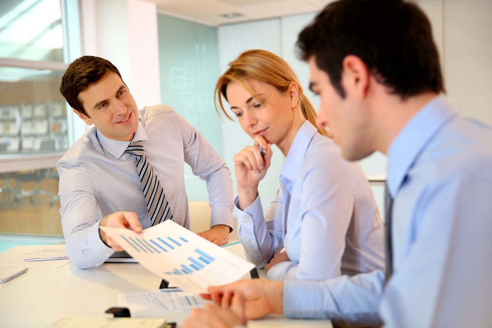 Sales director explaining link redirection benefits to team
